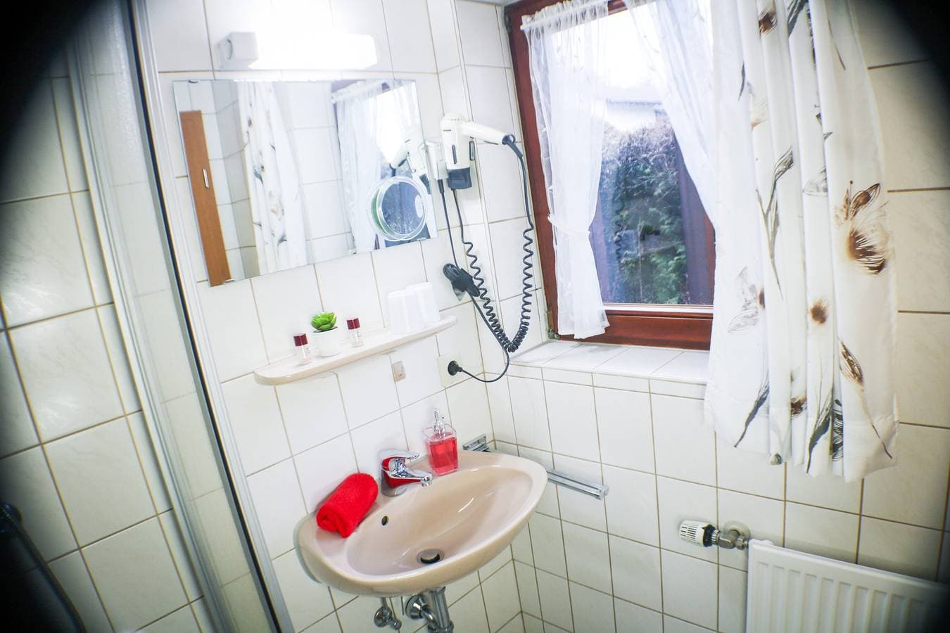 Foto 12 von 37: Bold Bunny – Kleines Doppelzimmer für 2 Gäste und Terrasse im Grünen