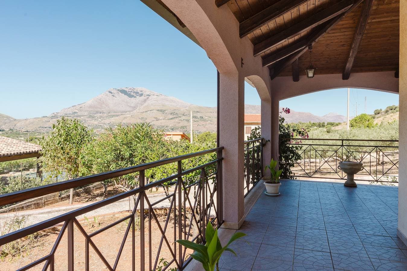 Foto 2 von 28: Villa 'Baronehome' mit Bergblick, privatem Garten und Klimaanlage