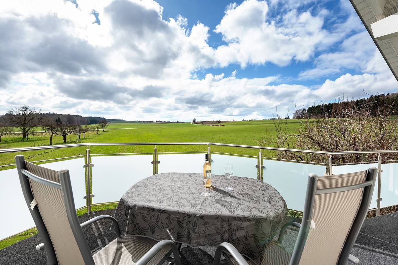 Foto 2 von 25: Gemütliche Ferienwohnung im Dachgeschoss "Vogelsang" mit Bergblick, WLAN & Balkon