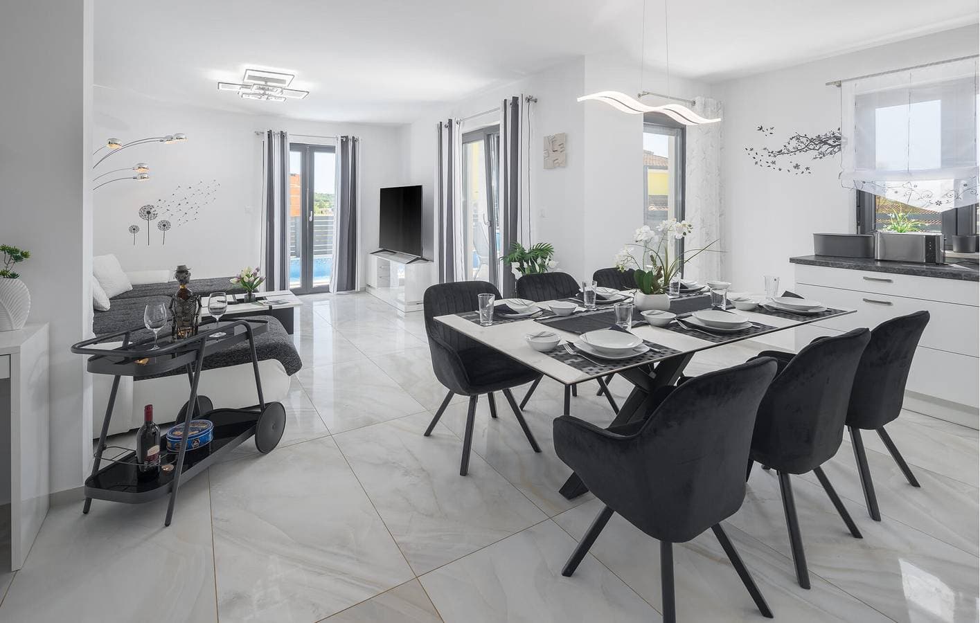 Foto 6 von 36: Geräumige 1-Zimmer-Wohnung mit Pool und Terrasse in der Nähe des Stadtzentrums von Kadumi
