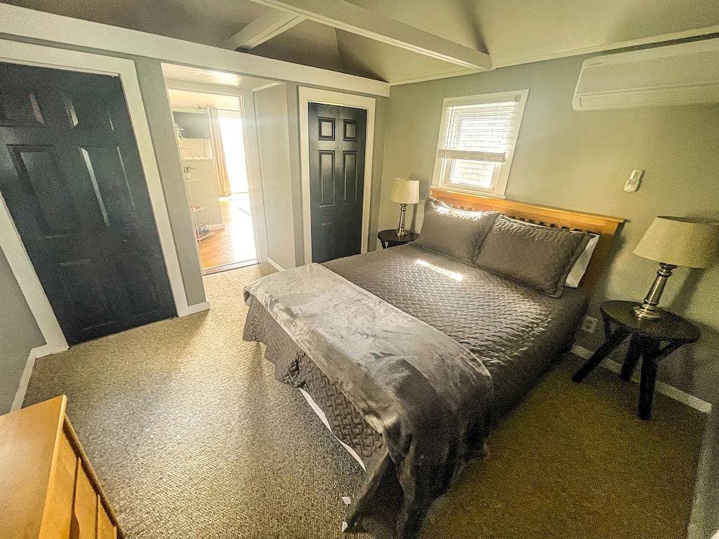 Foto 4 von 18: Cozy Pond Side Cottage in Bar Harbor! [The `Nook`]
