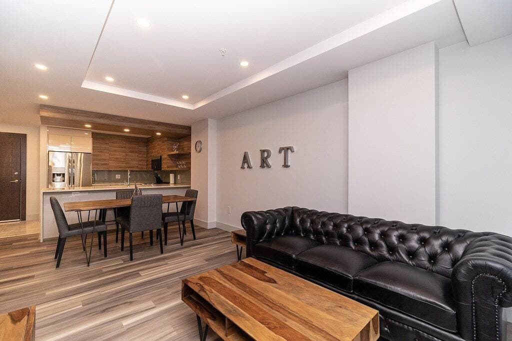 Foto 4 von 20: Modern Downtown 1Bd Suite w/ Balcony, Gym & City Views
