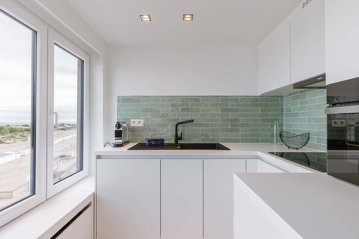 Foto 4 von 40: Coastal getaway w/ full kitchen & workspace