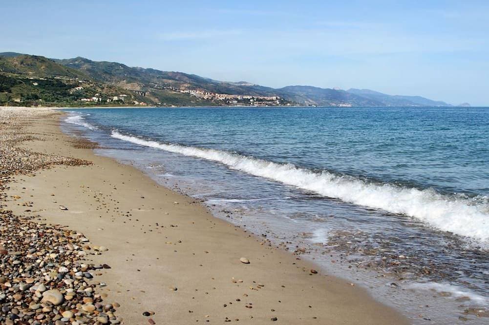 Foto 12 von 15: Il Rifugio sul Mare ist ein kleines, unabhängiges Haus, umgeben von einem duftenden Zitronengarten und nur 100 Meter vom Strand entfernt.Das Haus besteht aus einer voll ausgestatteten Küche, einem Badezimmer und einem gemütlichen Schlafzimmer mit Dopp
