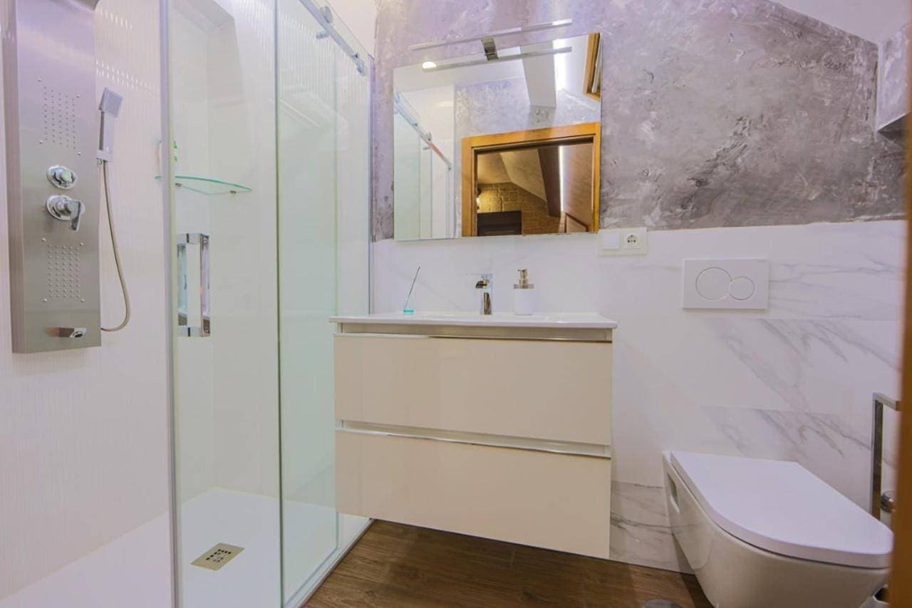 Foto 6 von 10: Double Room with Balcony (2 Adults + 1 Child)
