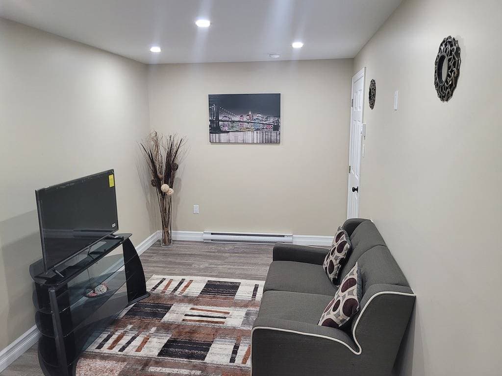 Foto 6 von 6: This beautiful comfy basement apartment 5 minutes from the park.