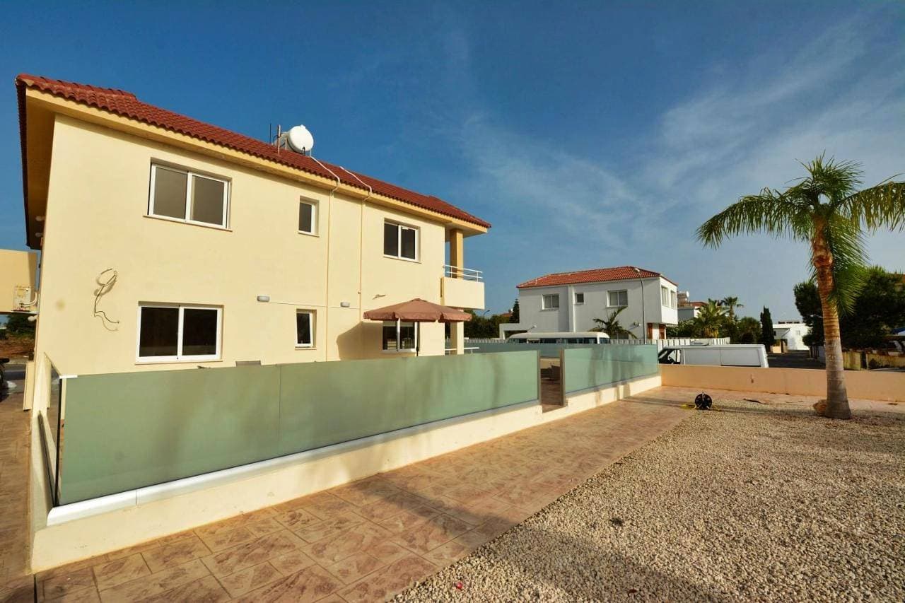Foto 5 von 40: Two-Bedroom Apartment with Communal Pool