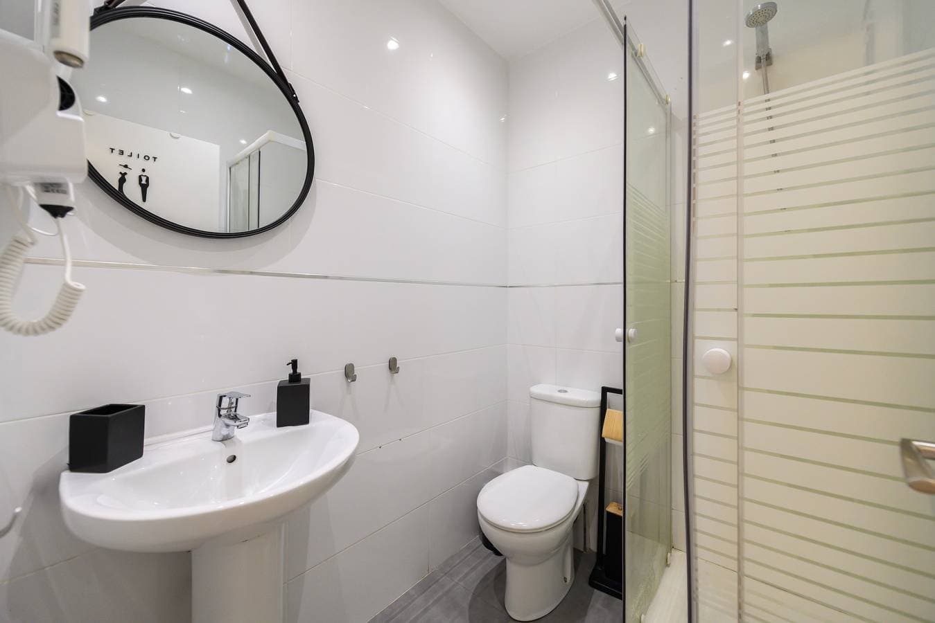 Foto 8 von 23: M Madrid: habitación con comodidad y zona