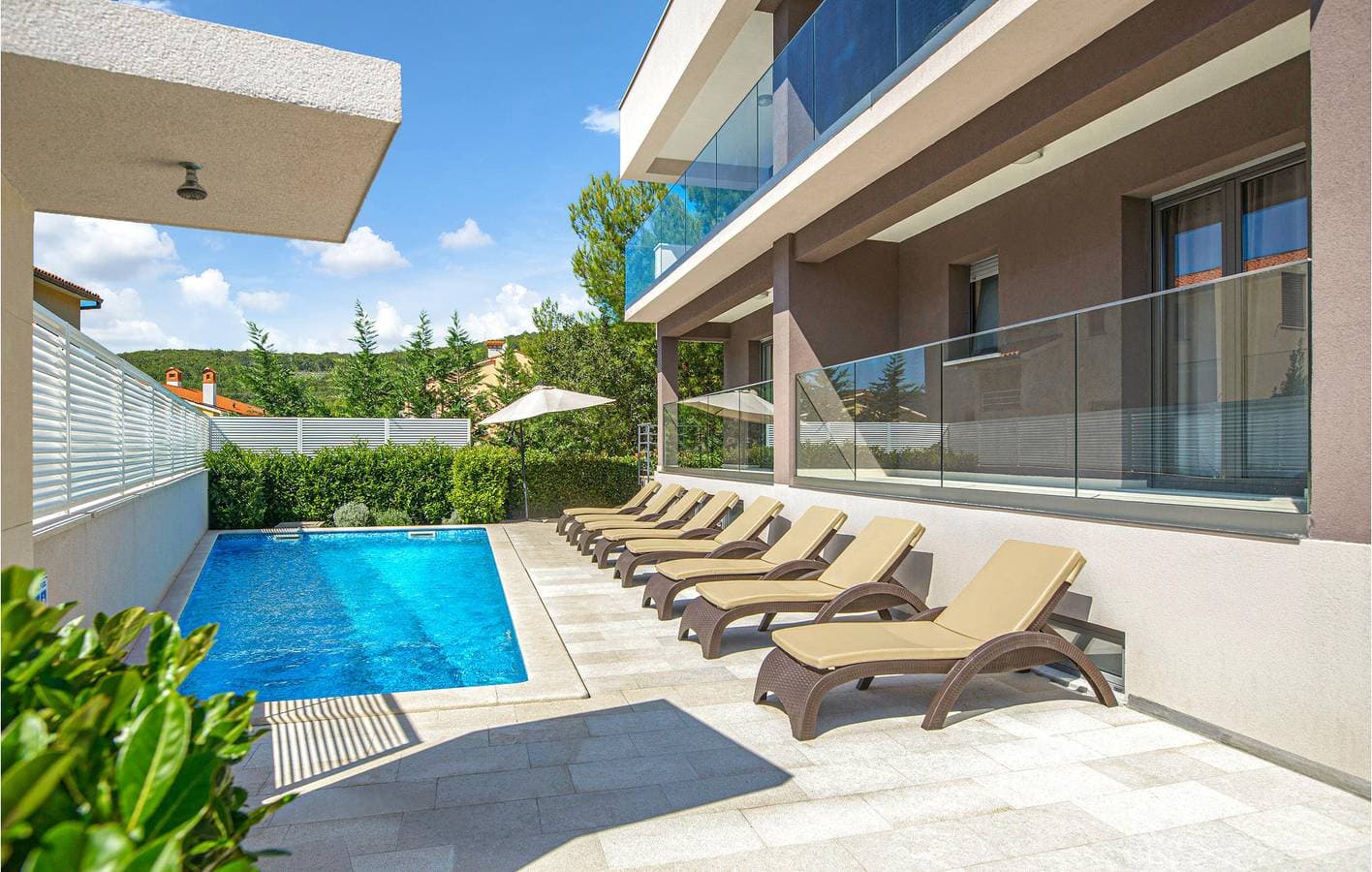 Foto 10 von 33: Geräumige 150 m² große Wohnung mit Pool, 600 m vom Strand entfernt