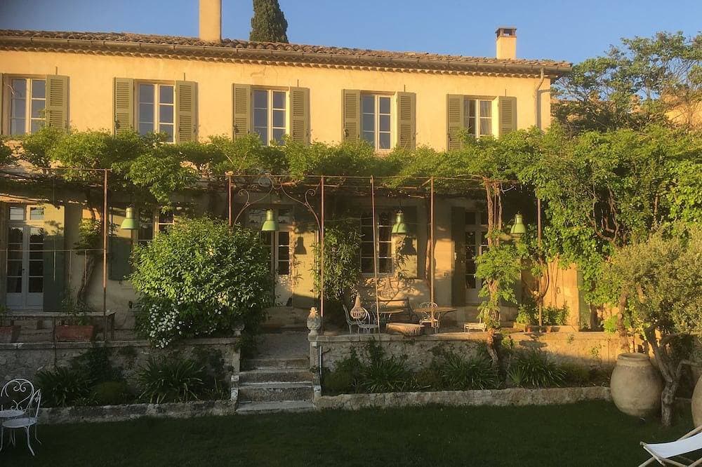 Lourmarin mit Blick auf die Burg, die alte Bastide, den Garten und den Pool 1