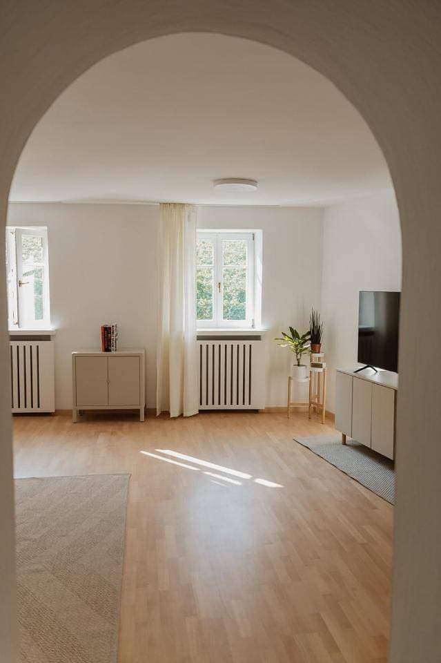 Foto 6 von 39: Two-Bedroom Apartment with Balcony