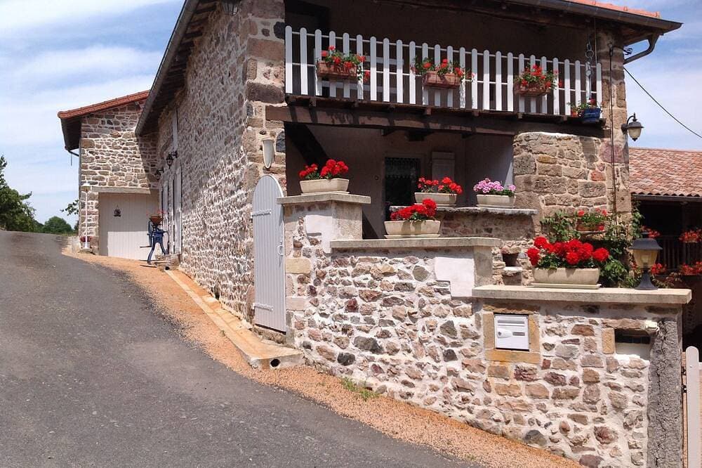 House with 3 independent rooms, located in a village 1.5 km from the village 1