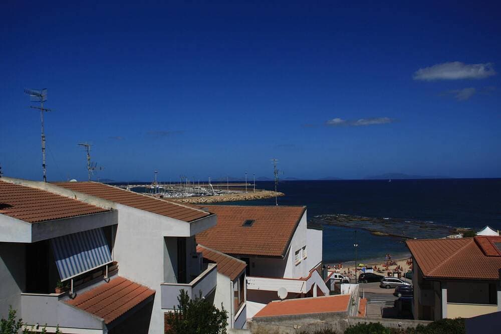 Ferienhaus mit Meerblick in Porto Torres – Strand fußläufig, Balkon&Klimaanlage 1