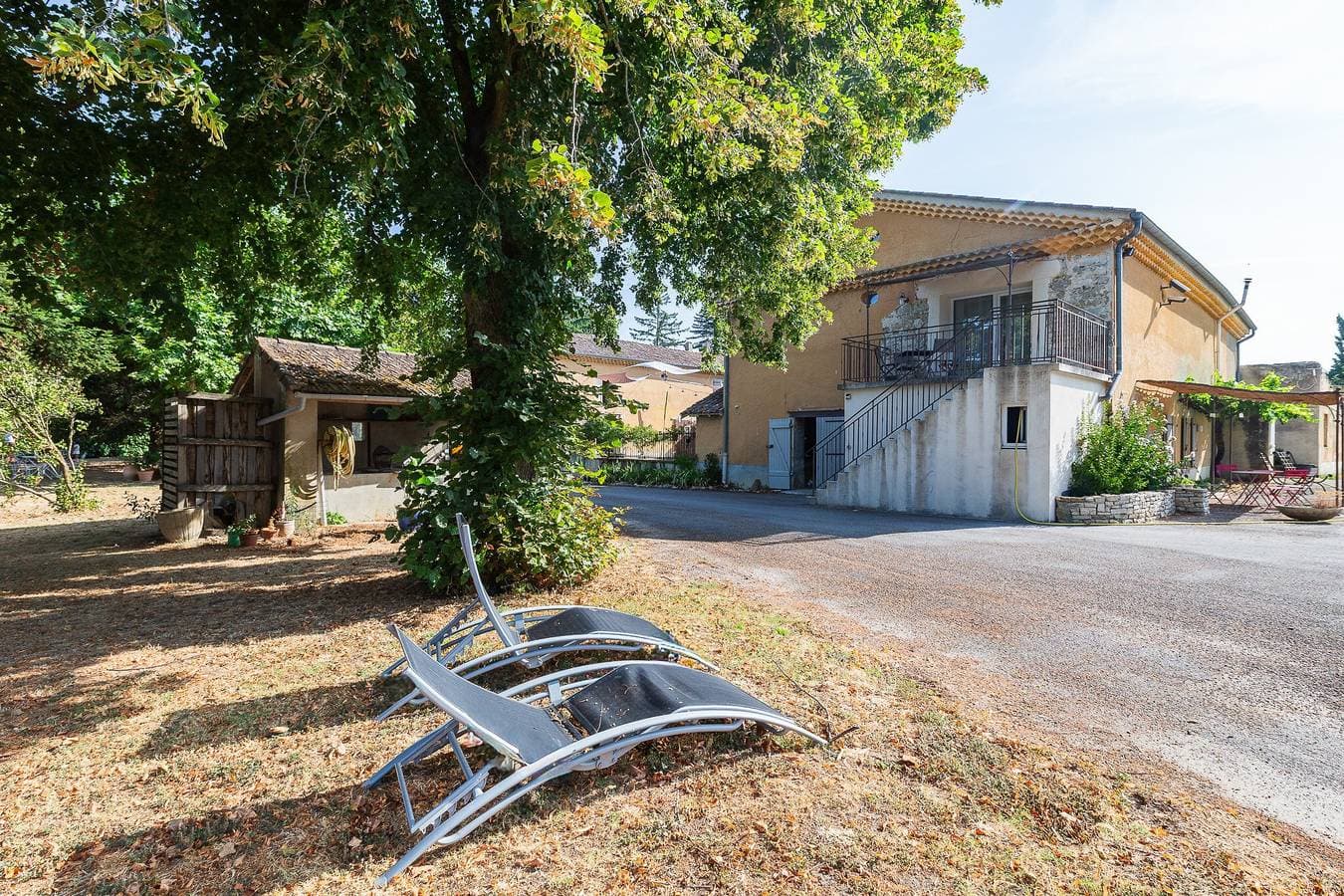 Foto 2 von 21: Klimatisiertes Gästezimmer „Lavande“ im Gartengeschoss mit Bergblick
