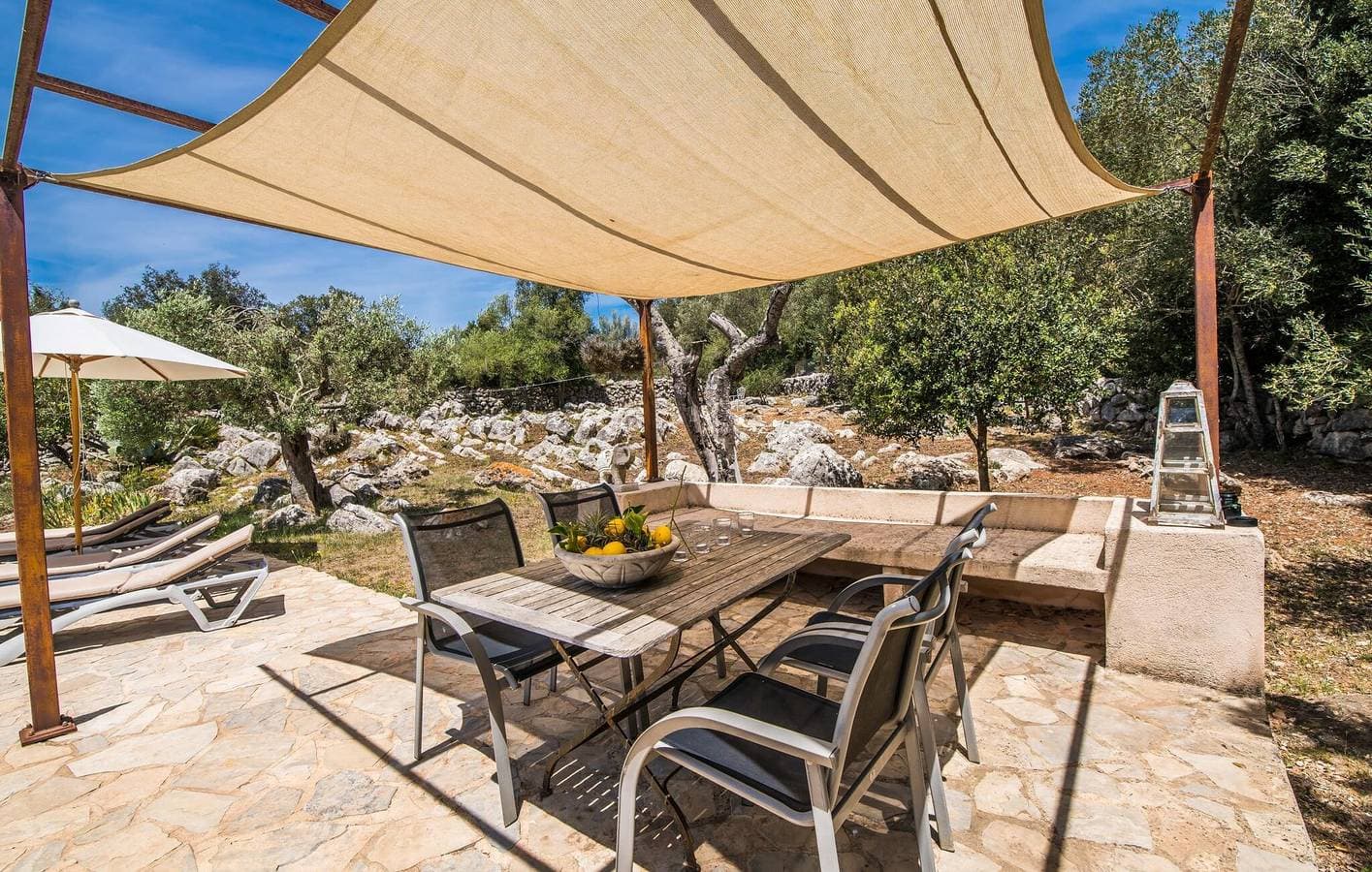Foto 9 von 52: Sonniger Terrassenrückzug mit Pool und Küche