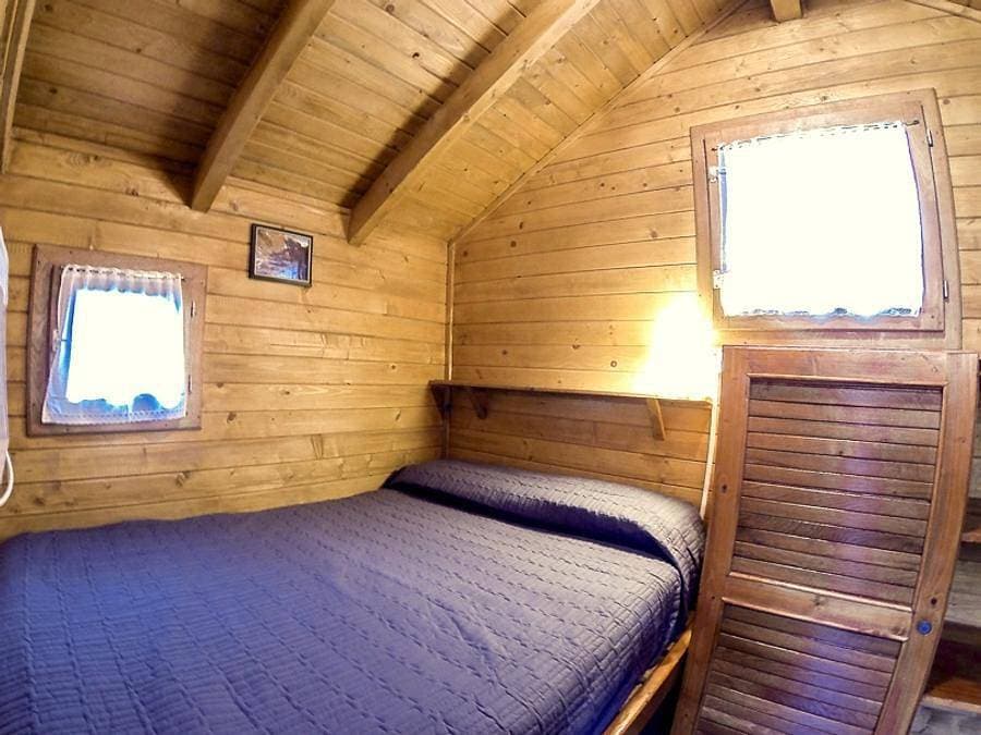 Foto 6 von 42: Bedura Park, camping temático de la naturaleza y bungalows - Chalet 2 personen - Holzhütte