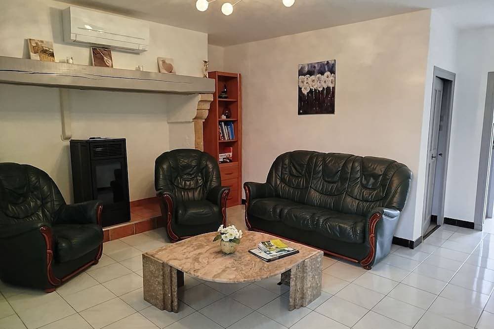Foto 7 von 20: Large apartment 5 minutes' walk from Joyeuse, its shops and famous market.
