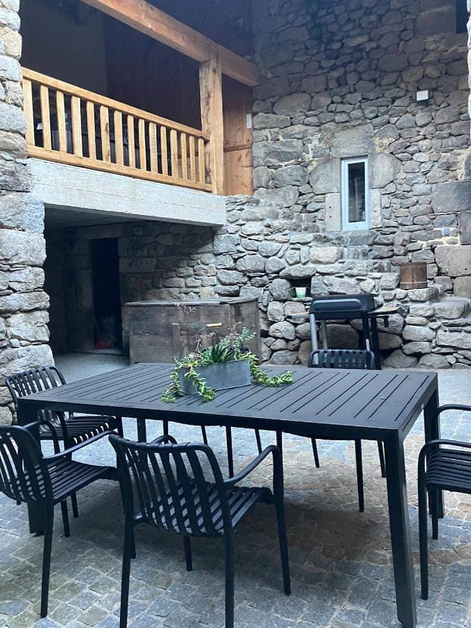 Foto 3 von 35: Six-Bedroom House