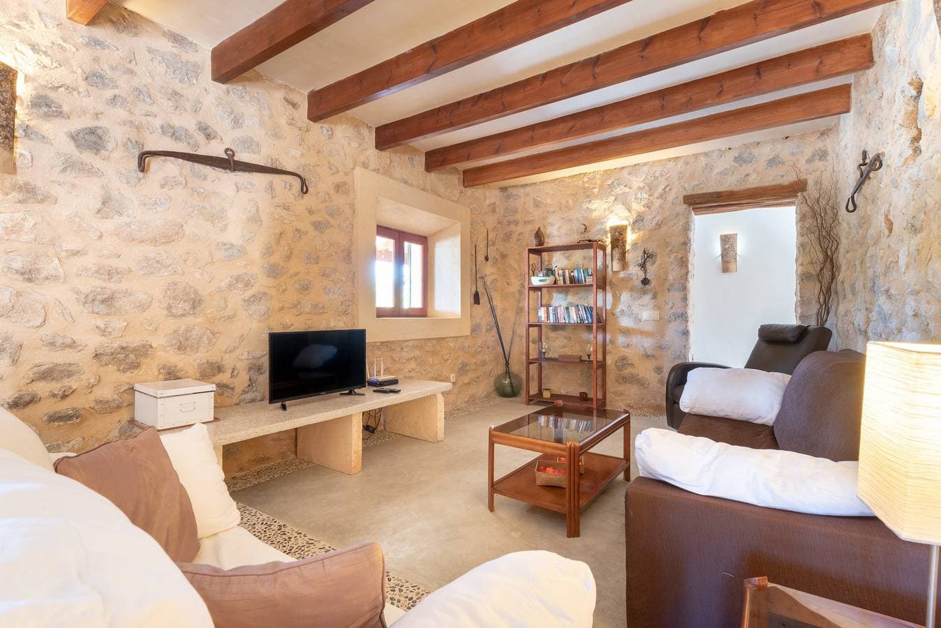 Foto 6 von 25: Ferienhaus "Ses Eres" im Nordosten von Mallorca mit Bergblick und Pool
