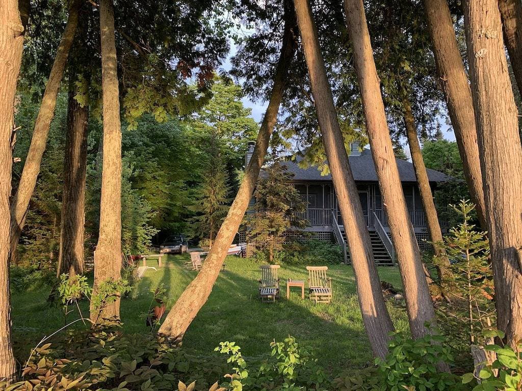 Foto 8 von 32: Lakefront Cottage