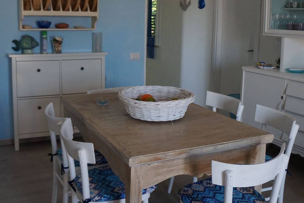 Foto 12 von 25: Schöne Wohnung in einer Villa, Privatstrand mit Sonnenschirmen und Liegen