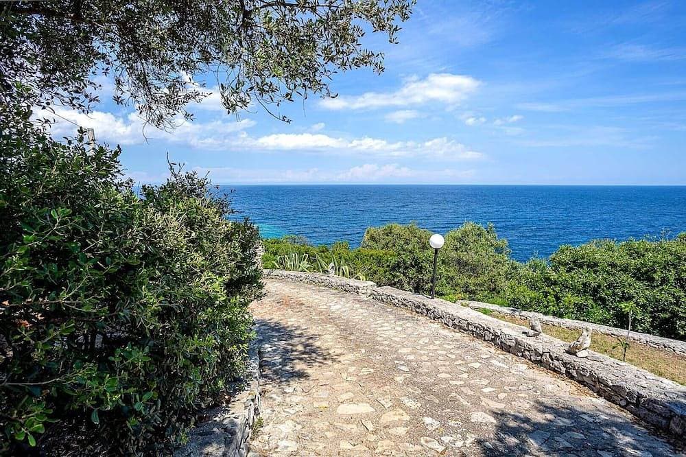 Foto 13 von 30: Mareblu, Trullo mit herrlicher Veranda mit Blick auf das Meer in der Franchina