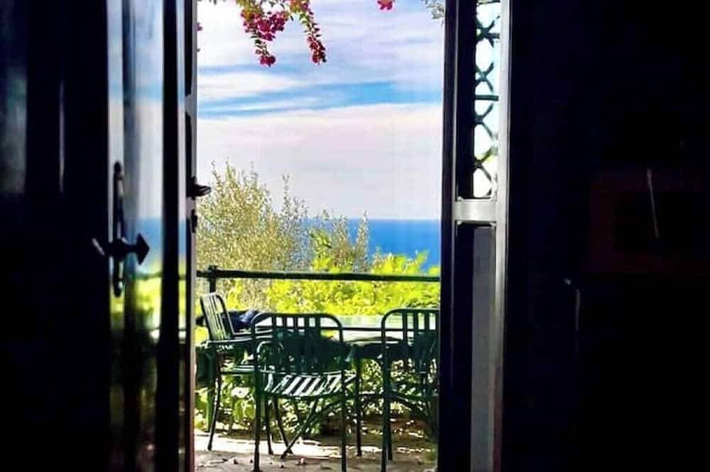 Foto 12 von 28: Honeymoon Amalfi •Private Sea View Terrace -Pet Friendly - Stone Bathroom