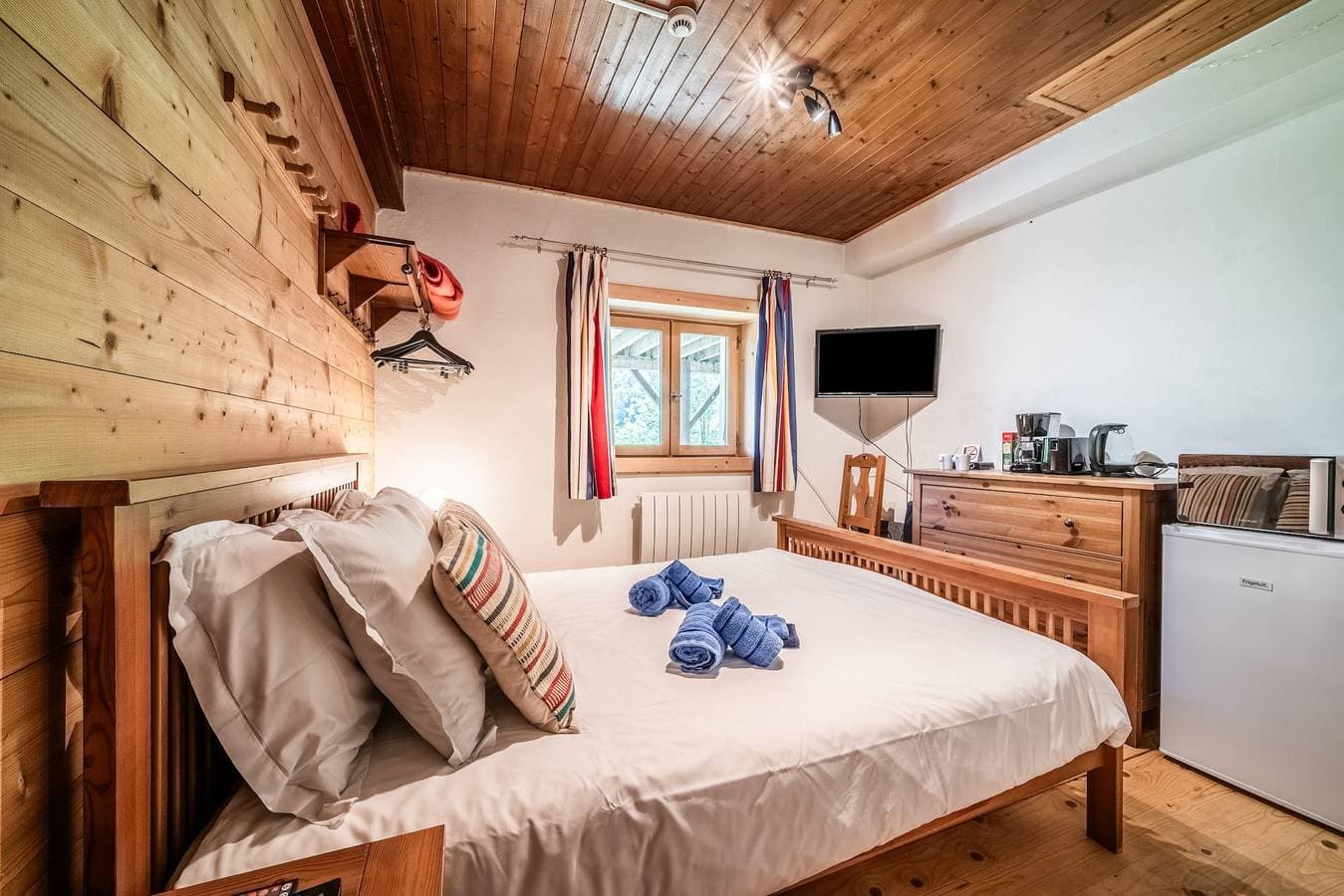 Foto 6 von 28: Zimmer 'Elisthur Chambre N°2' mit Bergblick, Gemeinschaftsterrasse und Wi-Fi