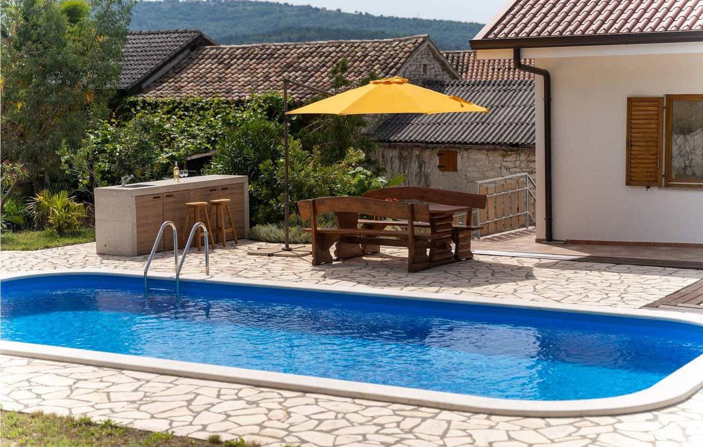 Foto 8 von 46: Geräumige 2-Zimmer-Wohnung mit Pool, Terrasse und WLAN in der Nähe des Flusses Mirna