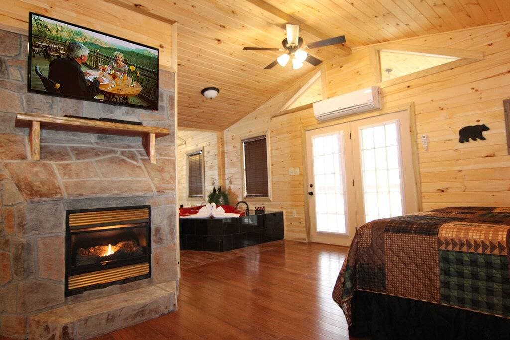 Foto 11 von 17: Über $ 700 in Gratis-Tickets, Abgeschiedene Hütte, Whirlpool, Herz-Jacuzzi, Internet, Gatlinburg, Pigeon Fg