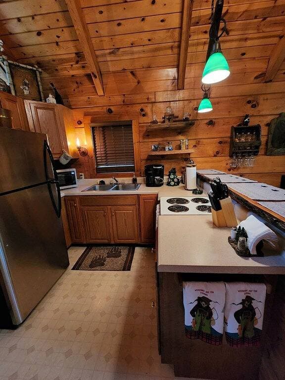 Foto 8 von 41: A Rushing Stream of Dreams Creekside Cabin 1 min to National Park!