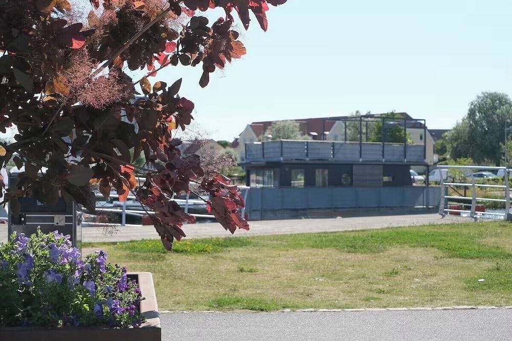 Foto 7 von 10: Solvesborg Houseboat with Harbour Views - Sleeps 4