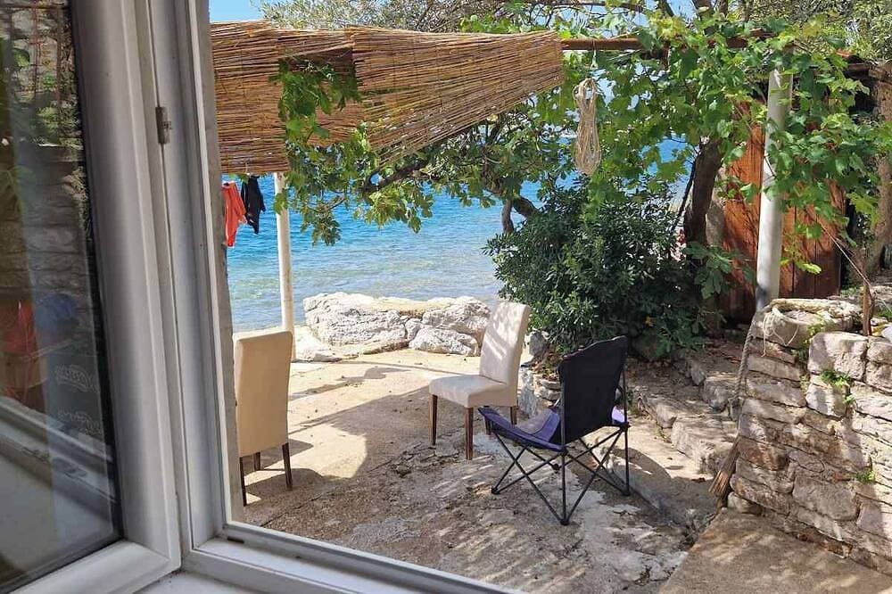 Charming 2-bedroom house with AC in peaceful Kumbor with private besch and boat 1