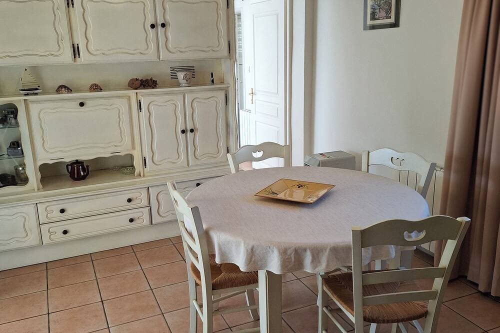 Foto 4 von 7: Six-fours les Plages, T2, Bas de villa, garden, parking