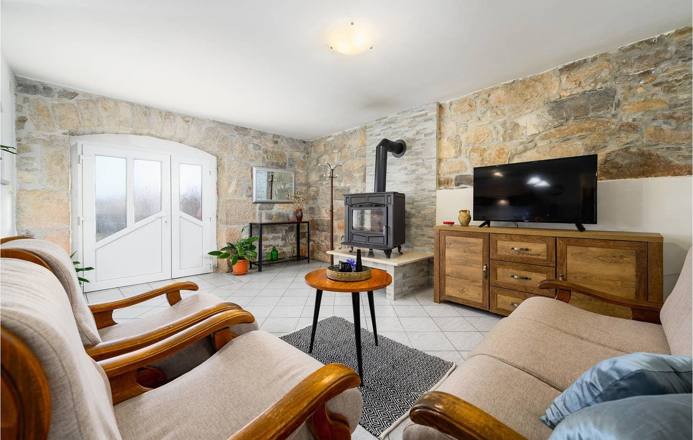 Foto 5 von 37: Reizendes Apartment mit einem Schlafzimmer, Pool, Parkplatz und Terrasse in der Nähe des Flusses Raša