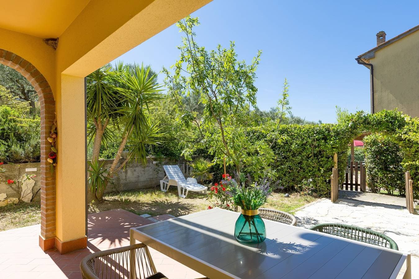 Foto 3 von 43: Lido Toscano, privater Garten, Pool und Haustiere erlaubt