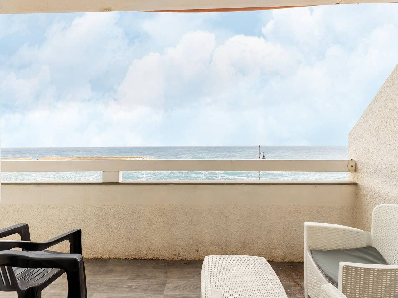 Foto 3 von 36: Terrasse mit Meerblick und Klimaanlage