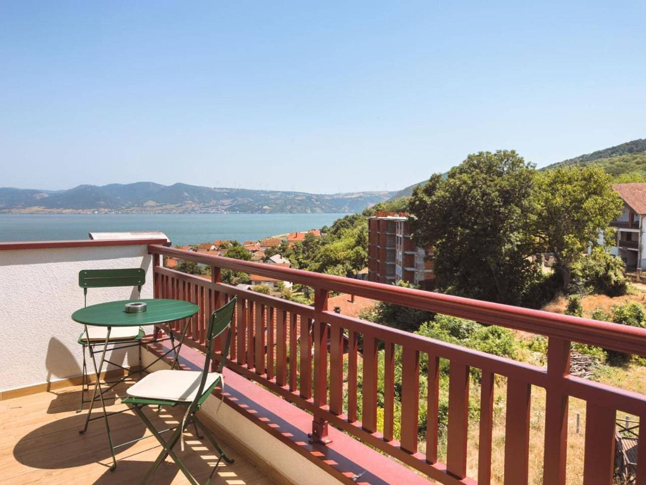 Foto 7 von 19: Two-Bedroom Apartment with Balcony and Terrace