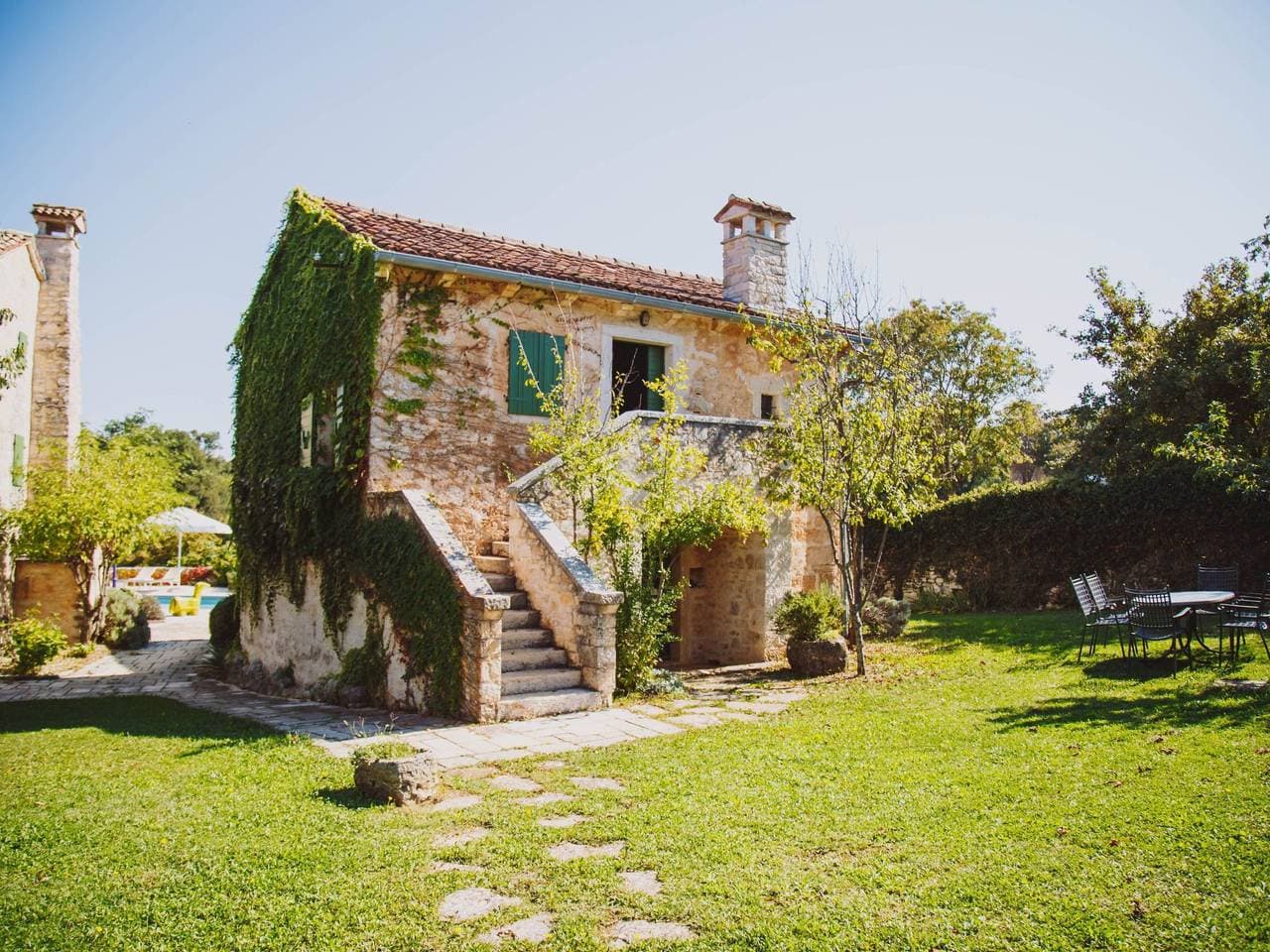 Freistehendes Ferienhaus in Karlovići mit Garten, gemeinsamem Pool und Grill 1