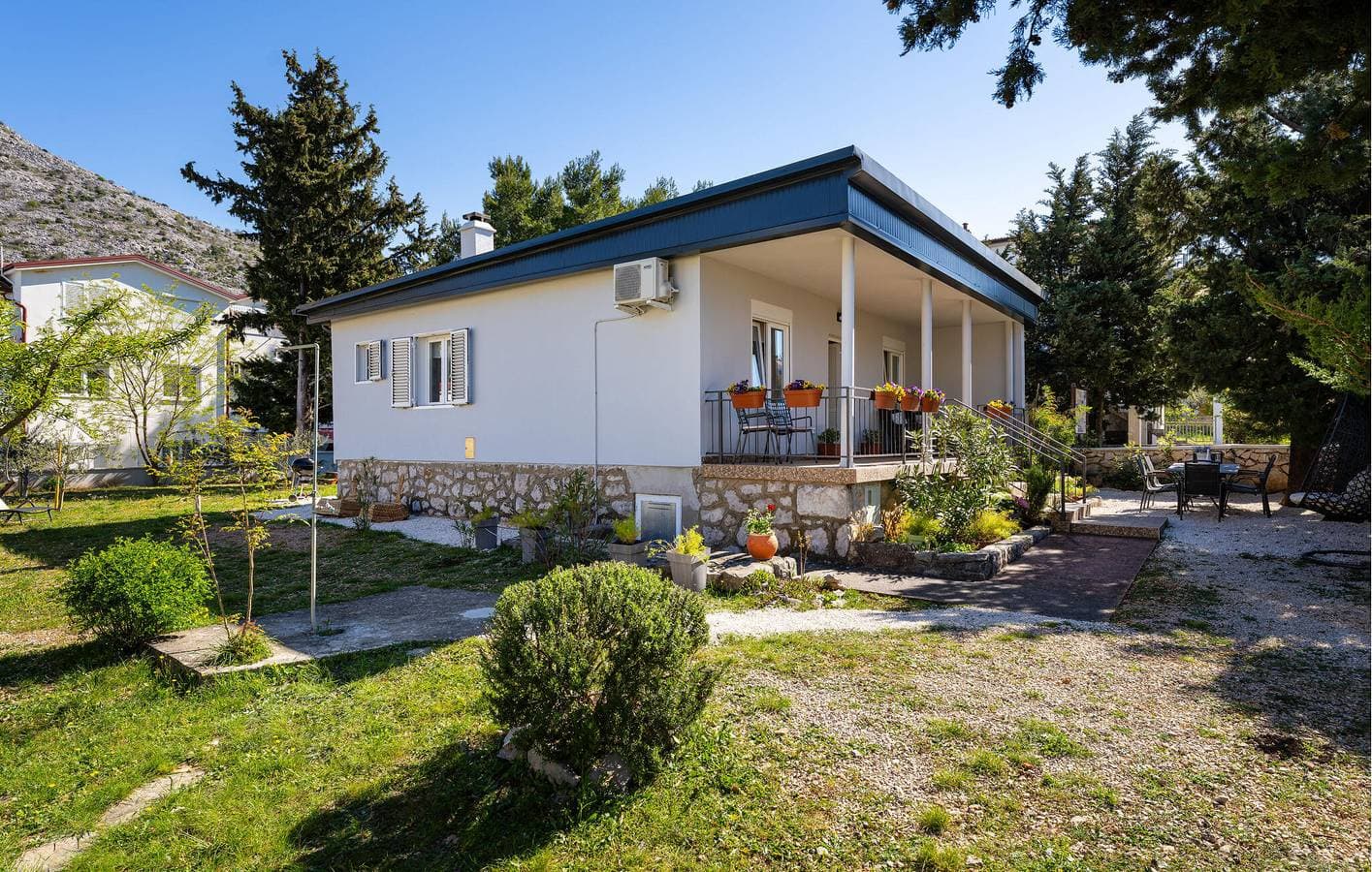 Gemütlich, 1,5 km vom Strand entfernt: 90 m² große Wohnung mit WLAN, Küche und Terrasse 1