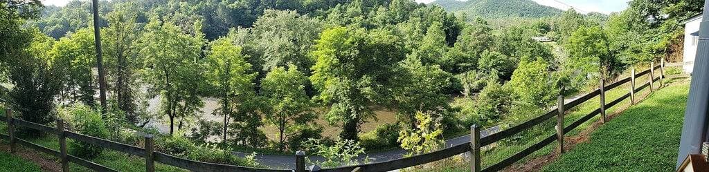 Foto 9 von 43: Gemütliche Hütte mit Blick auf Tuckaseegee Flusses Sylva, Nc 28779