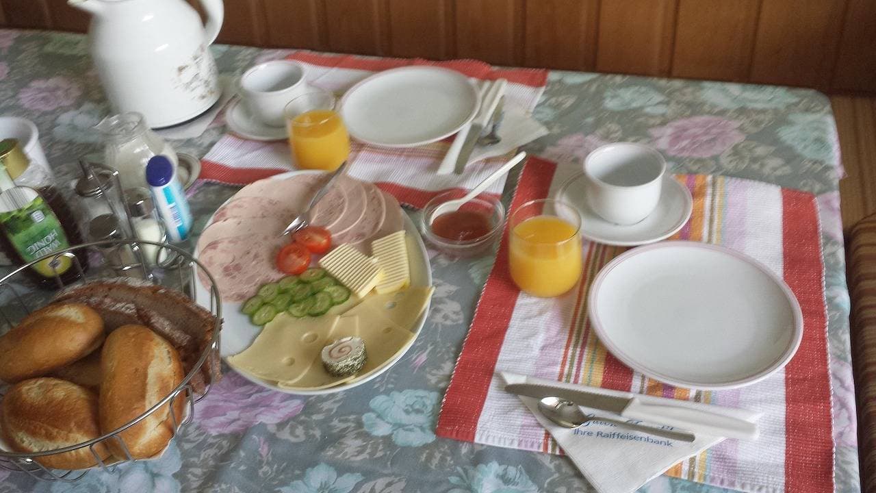 Foto 11 von 39: Pension Gästehaus Cornelia - Doppelzimmer 3 mit Terrasse und Ausblick ins Grüne