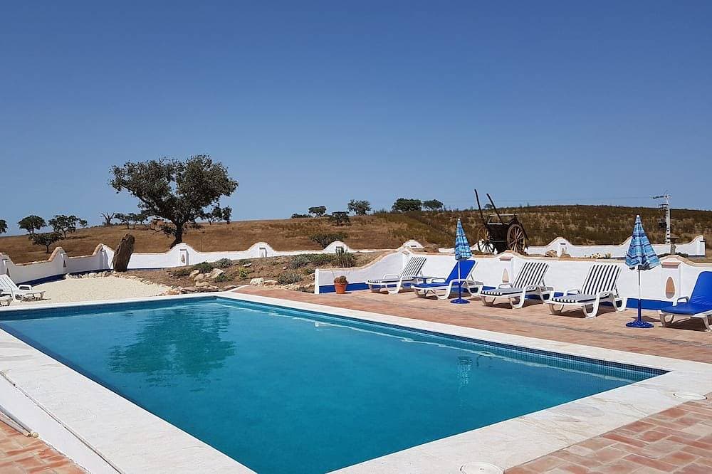 Spacious luxury country house. Shared pool. Fully wheelchair accessible 1