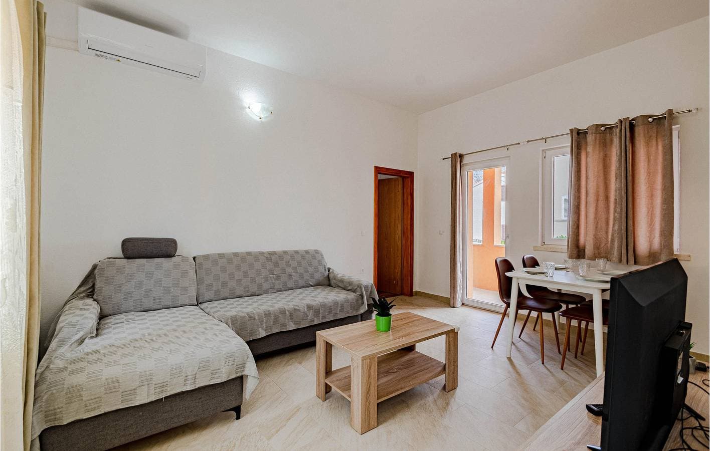 Foto 12 von 24: Gemütliche Ferienwohnung mit WLAN, Klimaanlage und Terrasse, 1,5 km vom Strand entfernt
