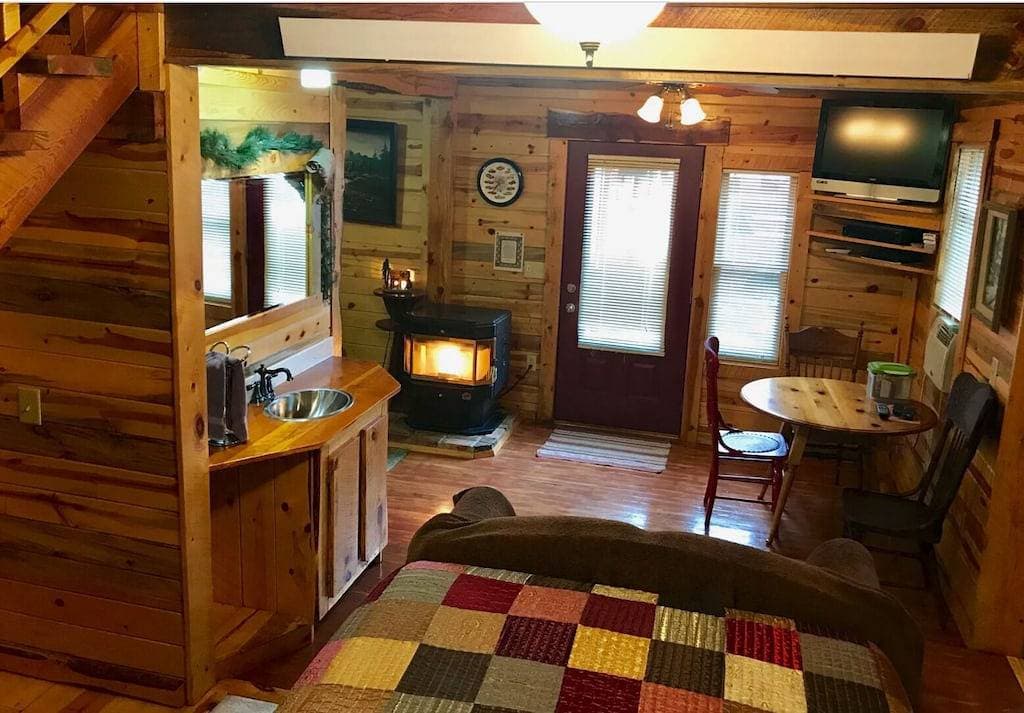 Foto 2 von 13: Mountain Peaks Inn, Old Baldy Mtn Suite, Downtown Hill City