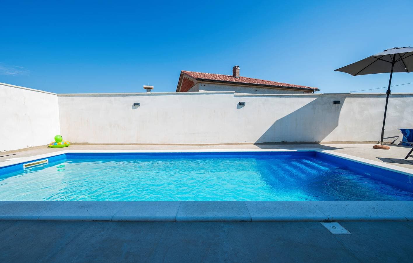 Foto 11 von 24: Charmante Ferienwohnung mit Pool und Parkplatz in Galizana, 400 m vom Stadtzentrum entfernt