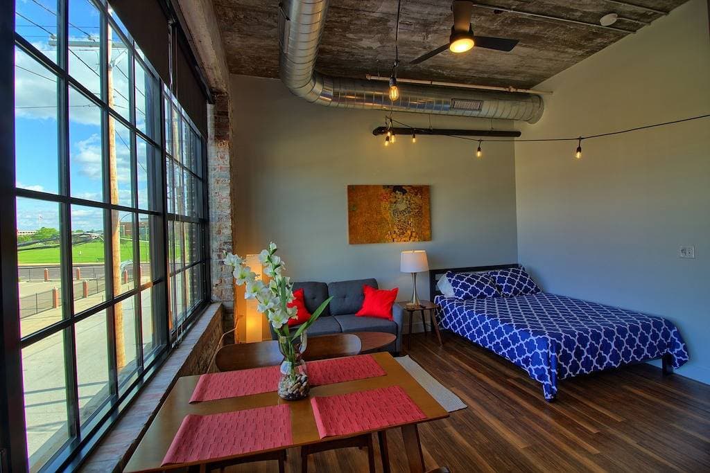 Foto 6 von 18: Chic Ultramodern Studio Loft w/ Designer Features
