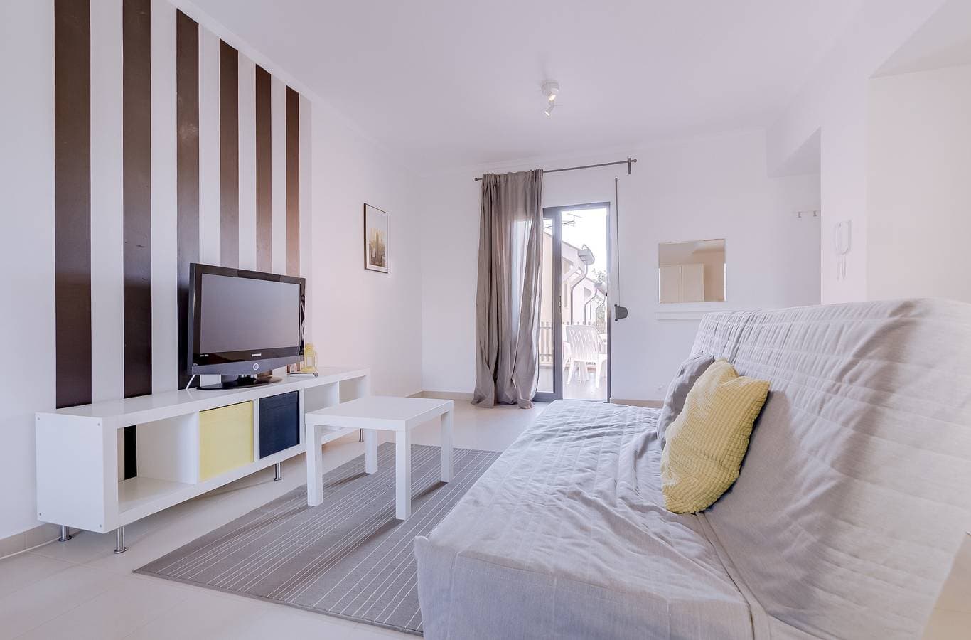 Foto 3 von 16: Yellow Studio Apartment