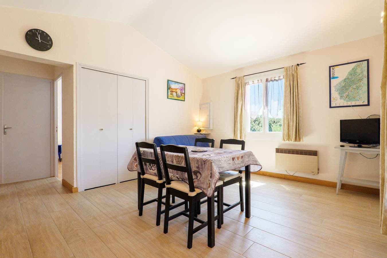 Foto 3 von 30: Ferienhaus „Le Petit Pin - La Fontinelle“ mit Bergblick