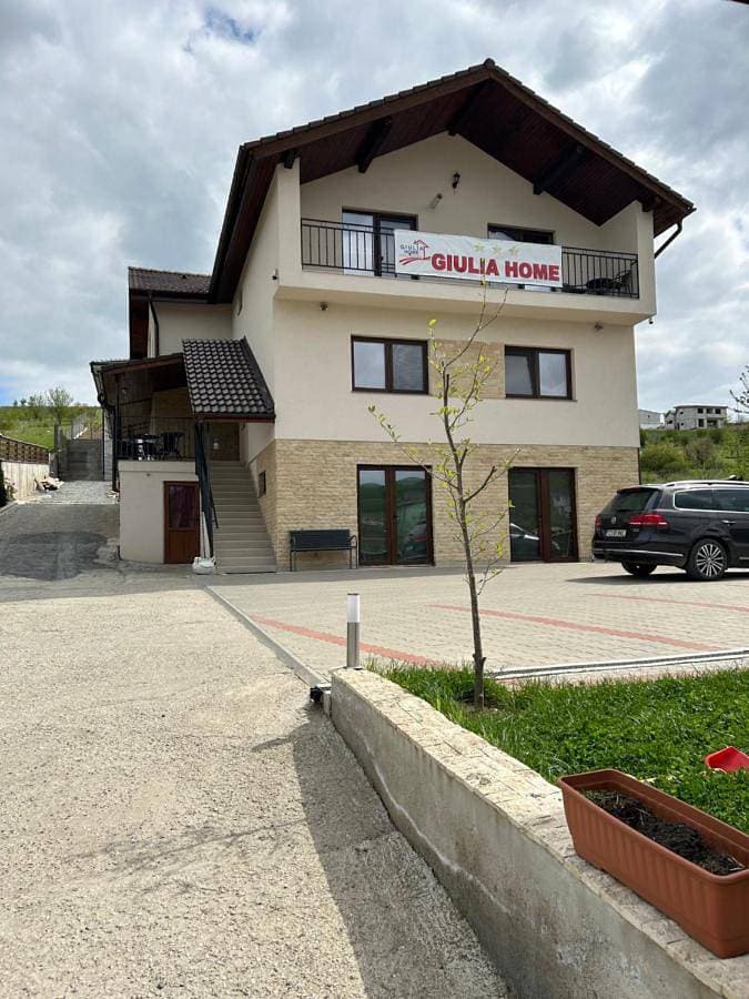 Giulia Home 1